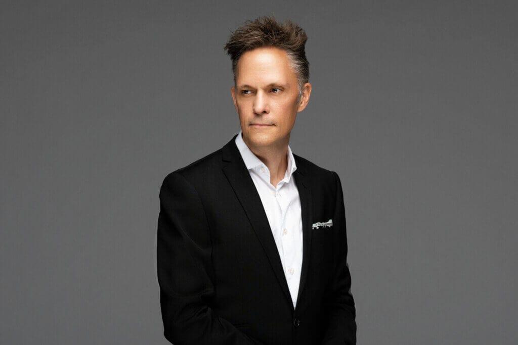 "Invisible Clockworks": Gizm0 Captivates with Immersive Soundscapes on Latest Mini-Album 3 Gizm0 posing for a professional photo, slightly facing to the right with his head facing slightly to the left. He is wearing a suit.